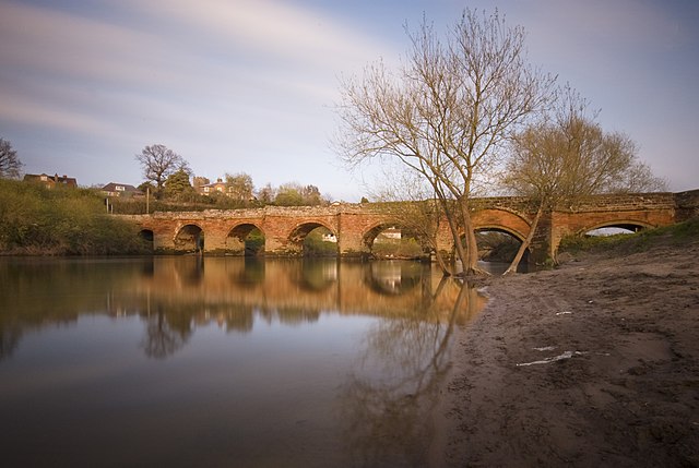 A photography of Farndon Bridge, which crosses the River Dee and the England-Wales border